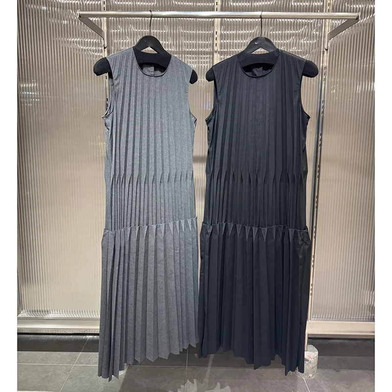 现货定制款2025新品  时髦简约纯色褶皱无袖风琴百褶圆领连衣裙