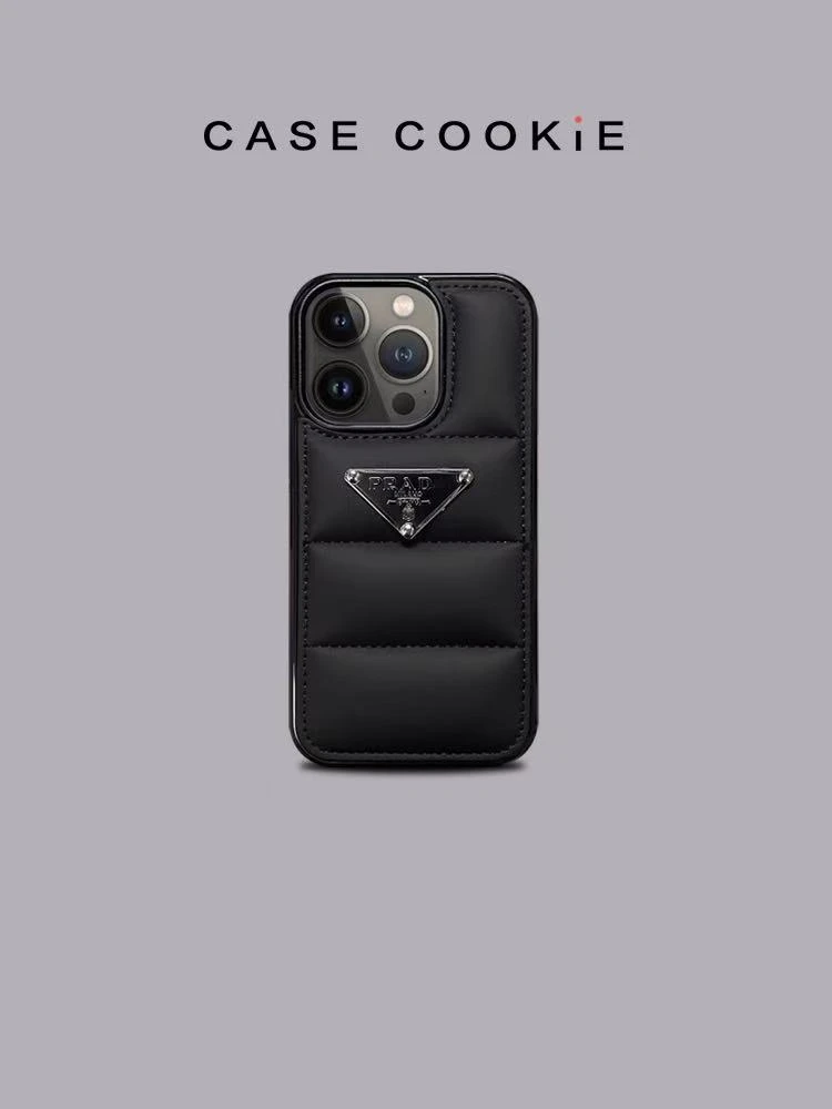 潮牌普拉达iPhone16ProMax手机壳适用苹果15轻奢14全包13羽绒高级