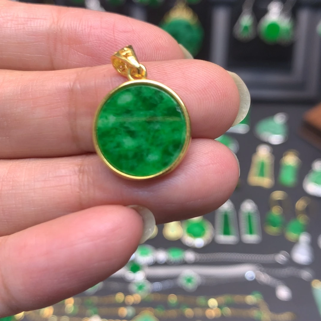 翡翠未镶嵌颈饰有纹