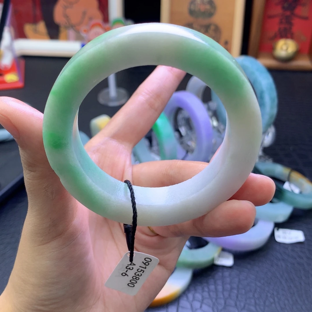 定制翡翠未镶嵌白底青