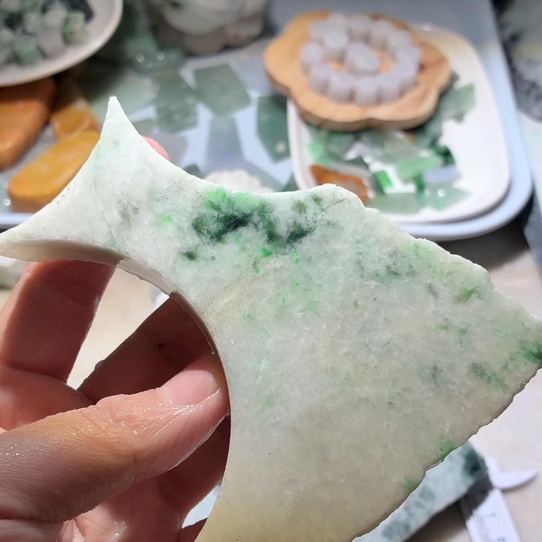 翡翠未镶嵌颈饰边角料