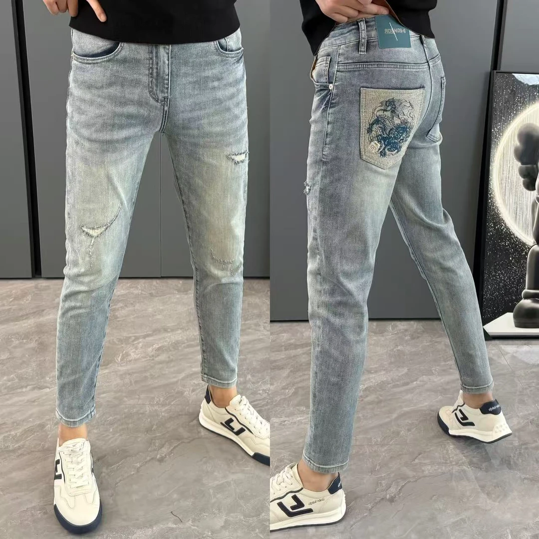 广州新款牛仔裤男款时尚刺绣小脚裤男浅色百搭修身九分裤弹力舒适