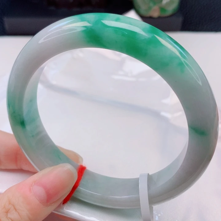 翡翠手镯未镶嵌60圈