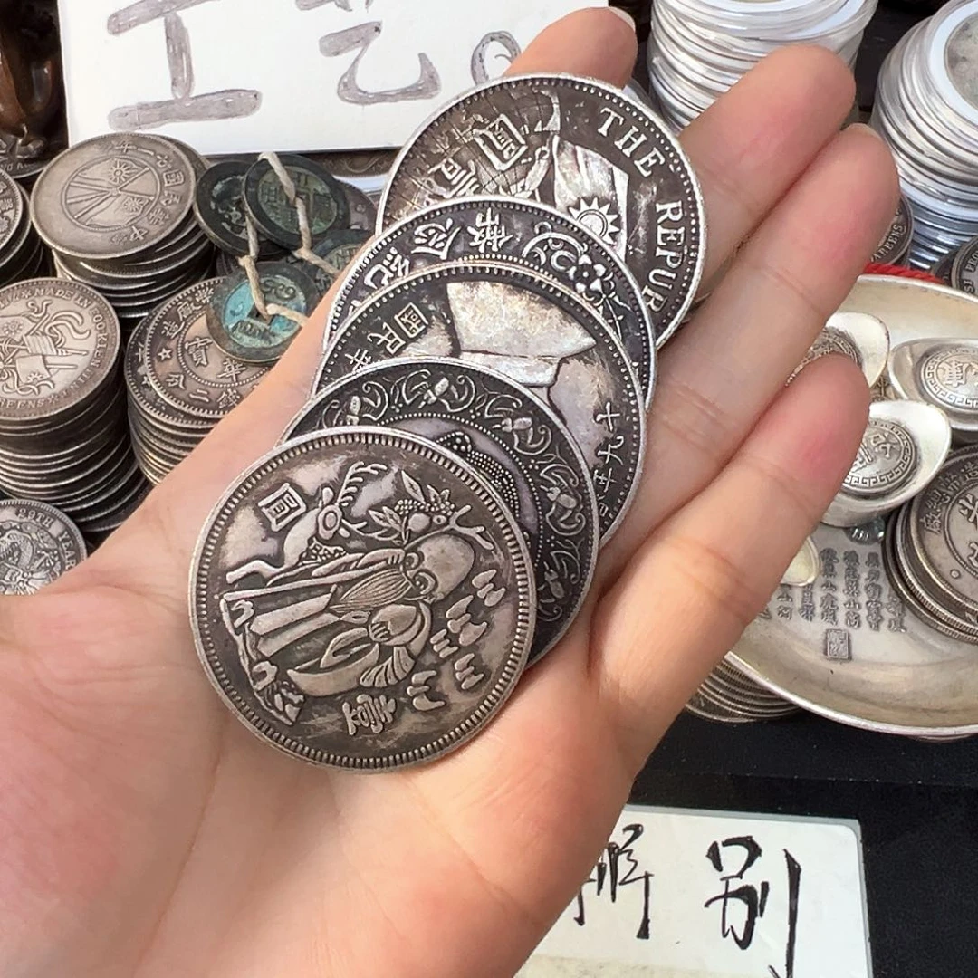金属银元复古风格摆件