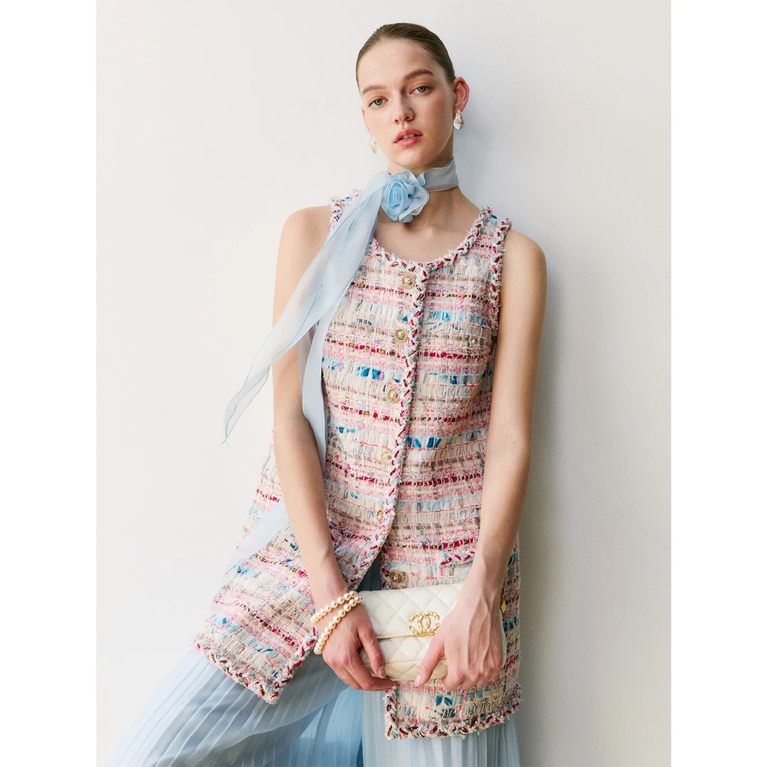 玖着黛莉尔_循迹优雅夏日粉蓝彩带编织CH秀场香风珠边马甲短裤