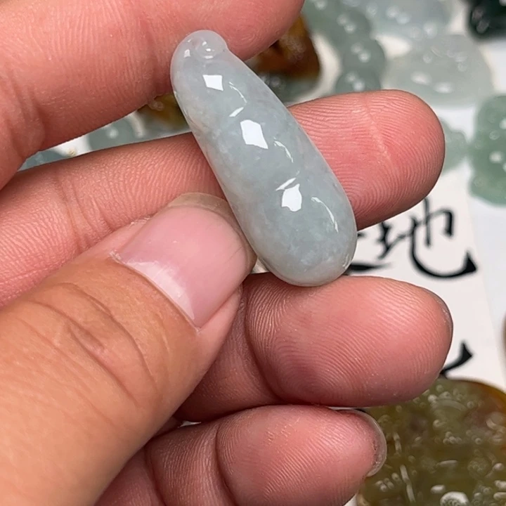 翡翠未镶嵌颈饰福豆
