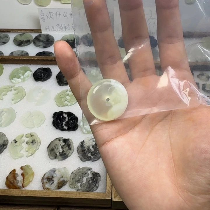 乔***_未镶嵌蛇纹石玉项链