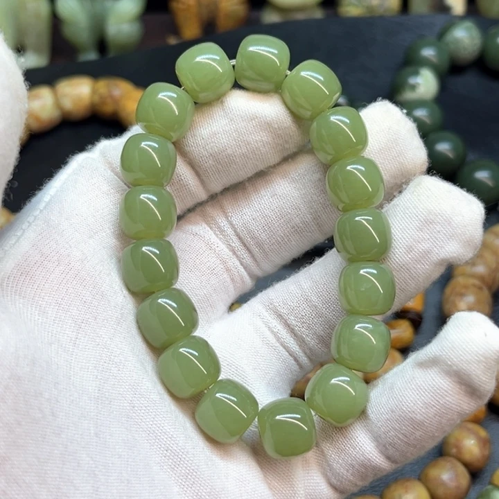 未镶嵌岫岩老玉（透闪石质玉）挂件暖**