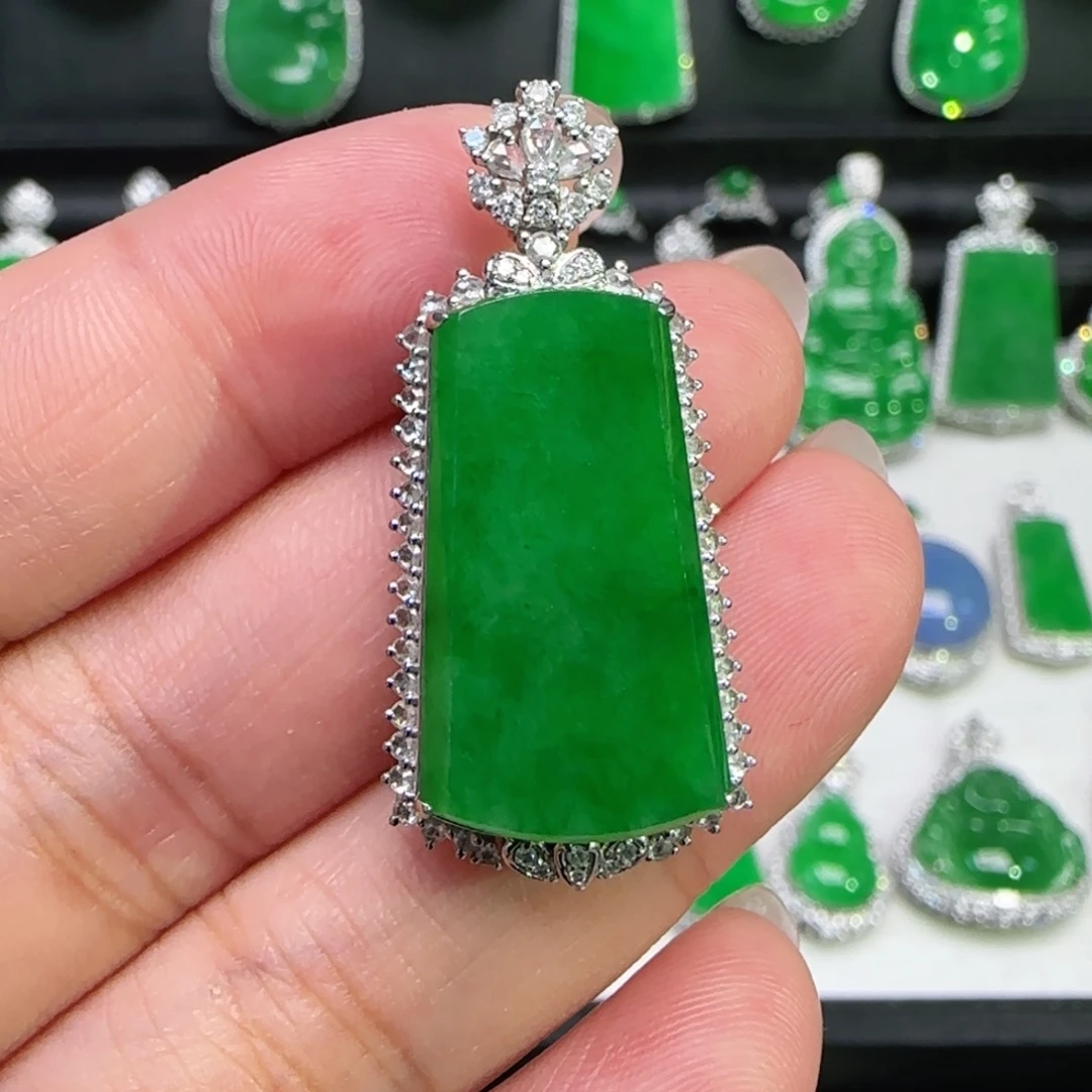 翡翠18K金镶嵌颈饰吊坠