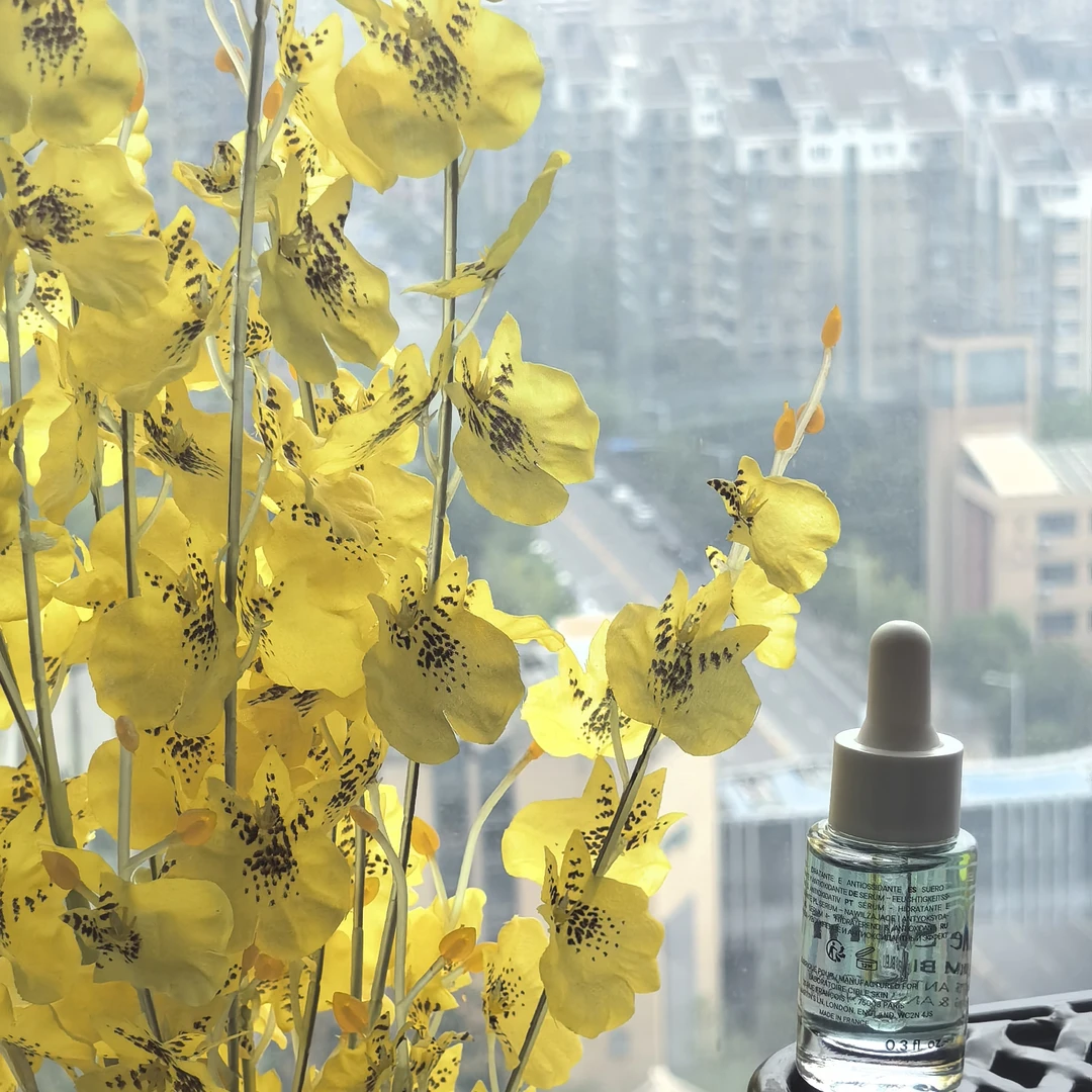 X好用蓝色精灵精华瓶子