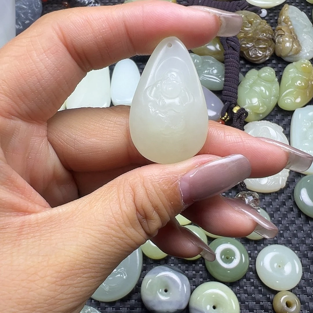 和田玉未镶嵌吊坠(不含链)有裂漏，不退不换，卡35（柔光）