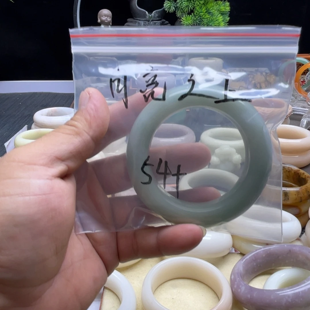 月***上石英质玉（佘太翠）未镶嵌手镯