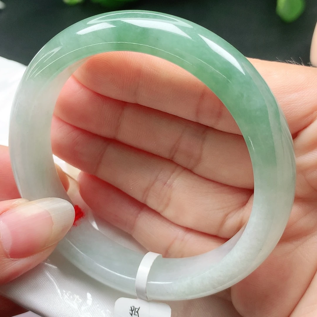 翡翠手镯未镶嵌。*天然缅甸57.9