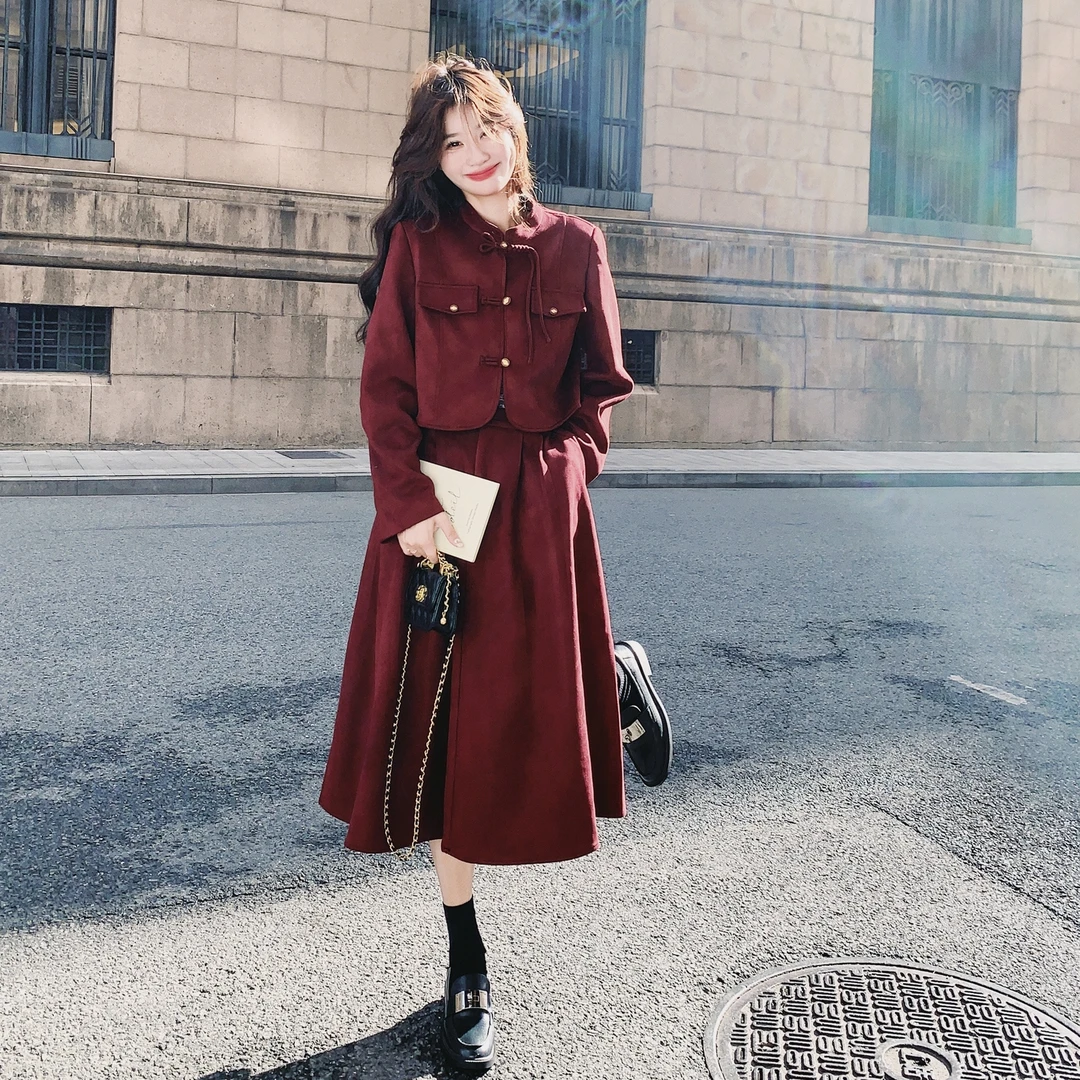 大方得体穿搭早秋今年流行新中式短外套小香风吊带半身裙三件套