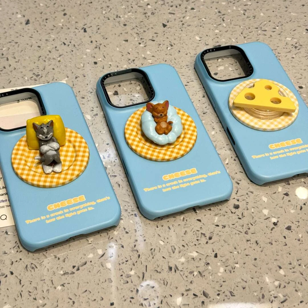趣味蓝底猫咪和老鼠奶酪磁吸支架适用iphone16prom苹果15手机壳14