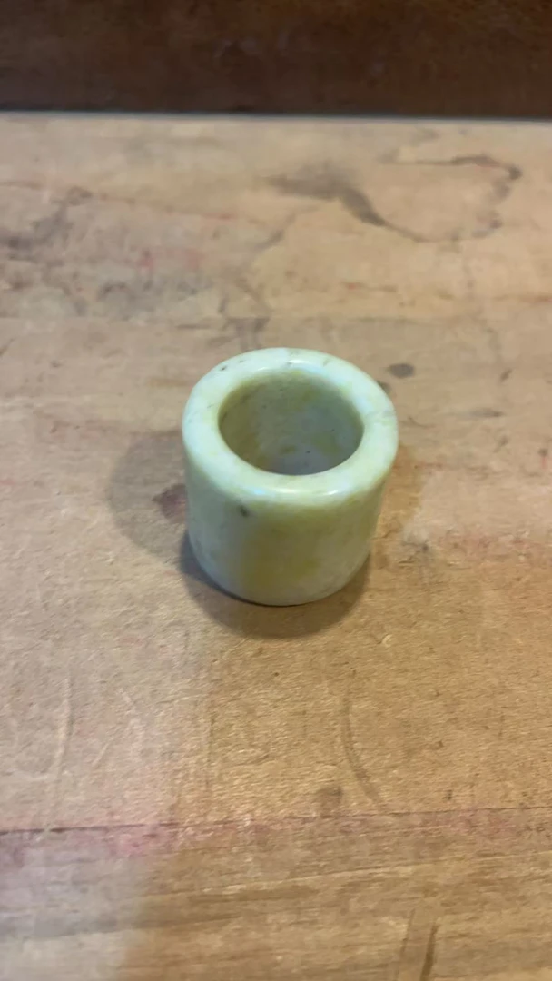 精品白扳指摆件一个