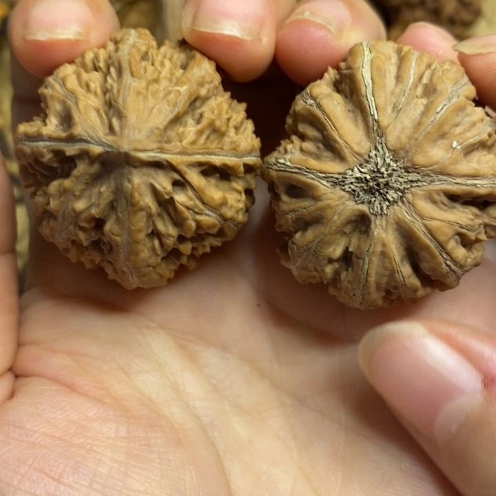 文玩核桃吊坠荷叶底鸡心