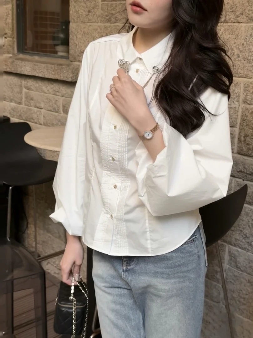 女士外贸白色时尚优雅通勤简约娃娃领打褶单排扣泡泡袖衬衣