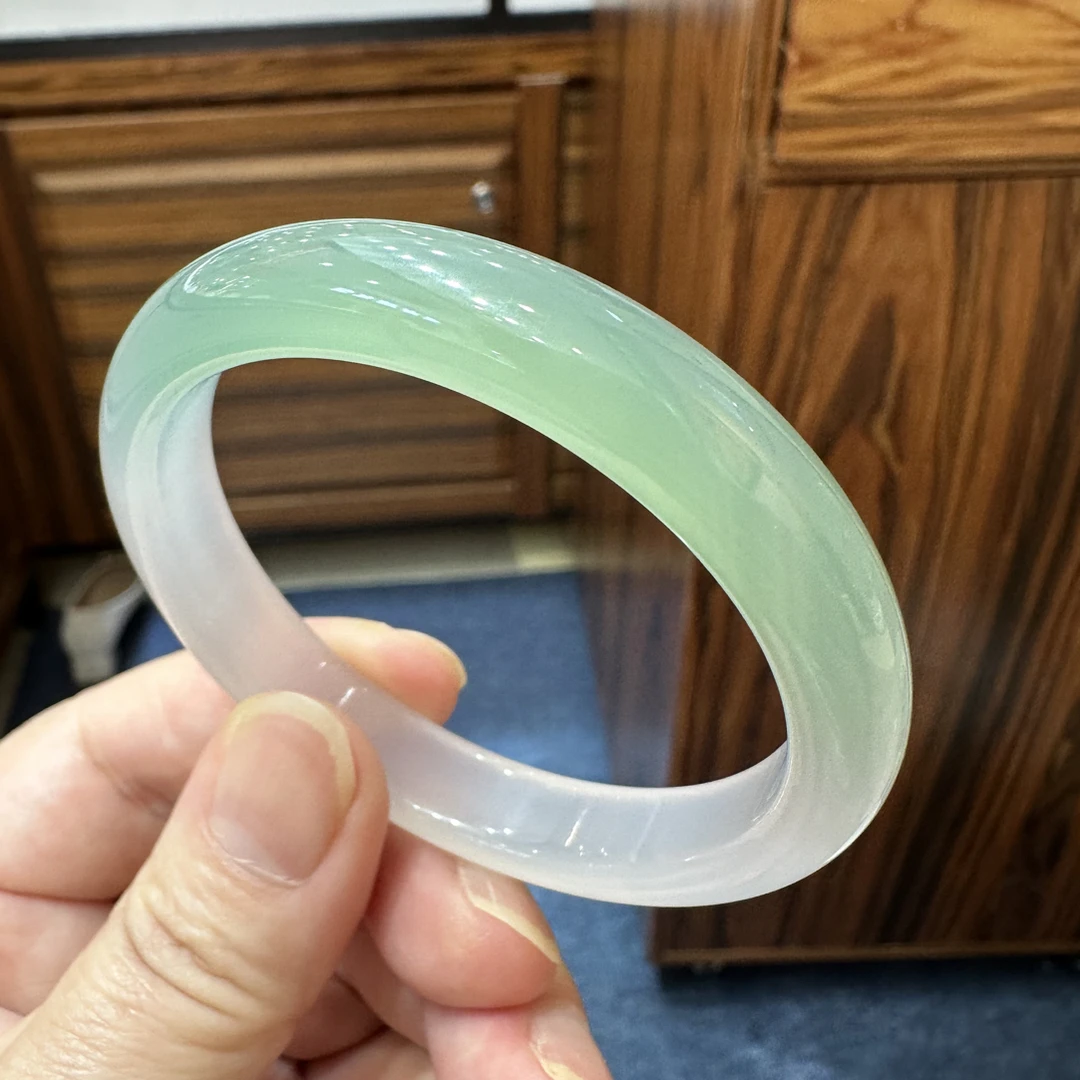 冰透水润绿的半山半水手镯
