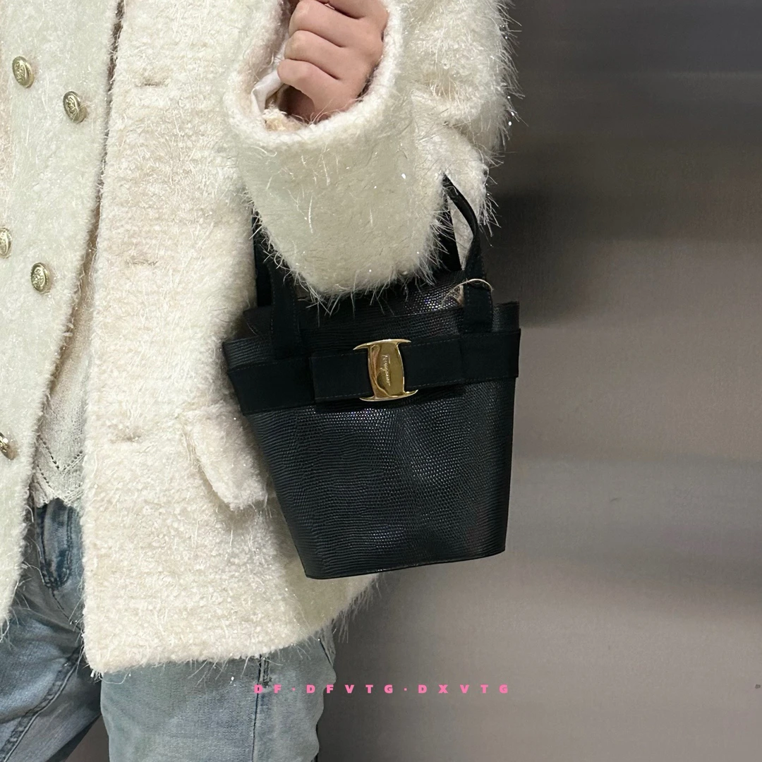 95新 FERRAGAMO/菲拉格慕 菲拉格慕黑色水桶手提包