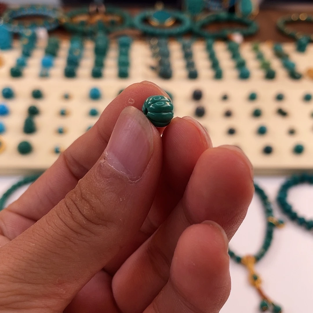 绿松石未镶嵌颈饰