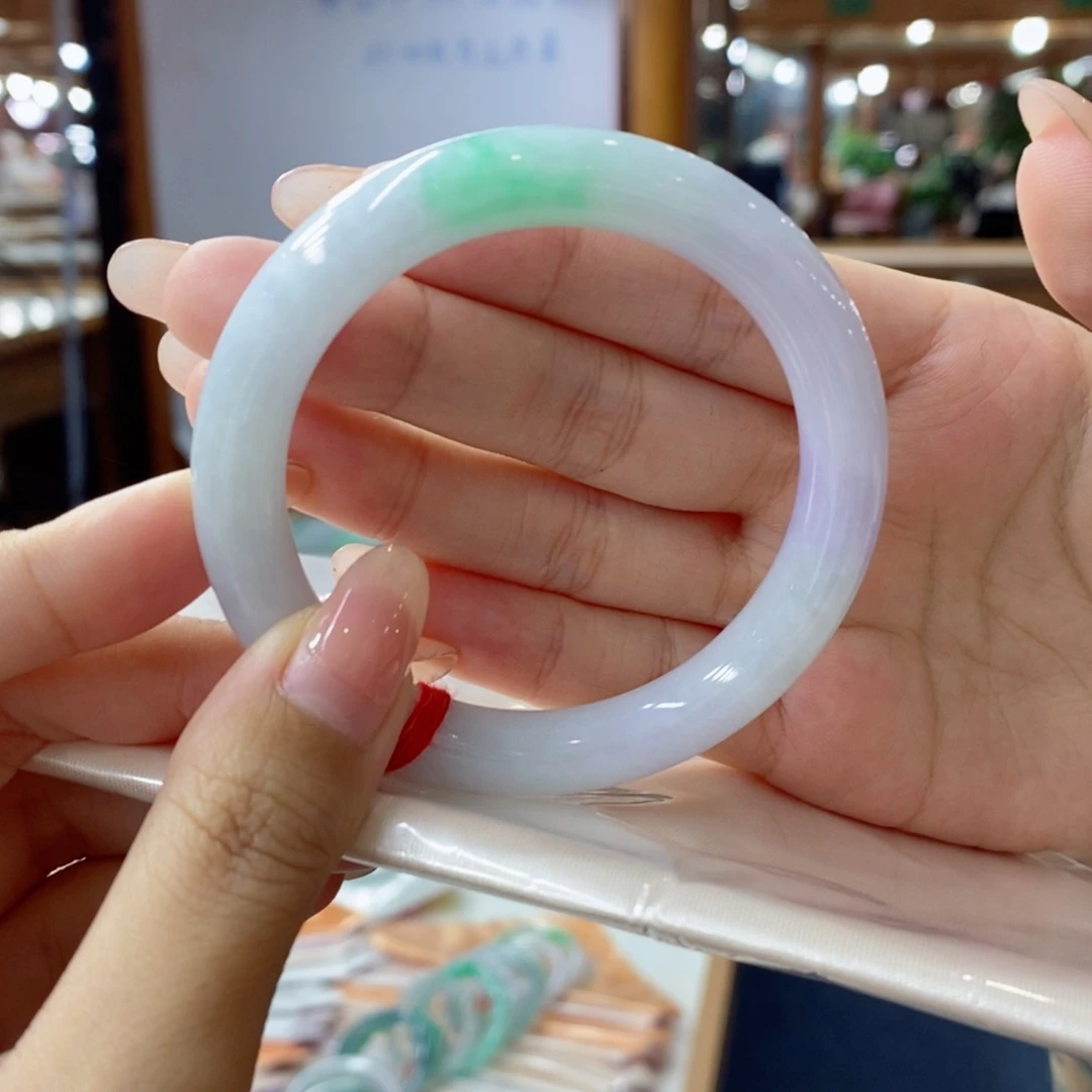 翡翠手镯未镶嵌翡翠