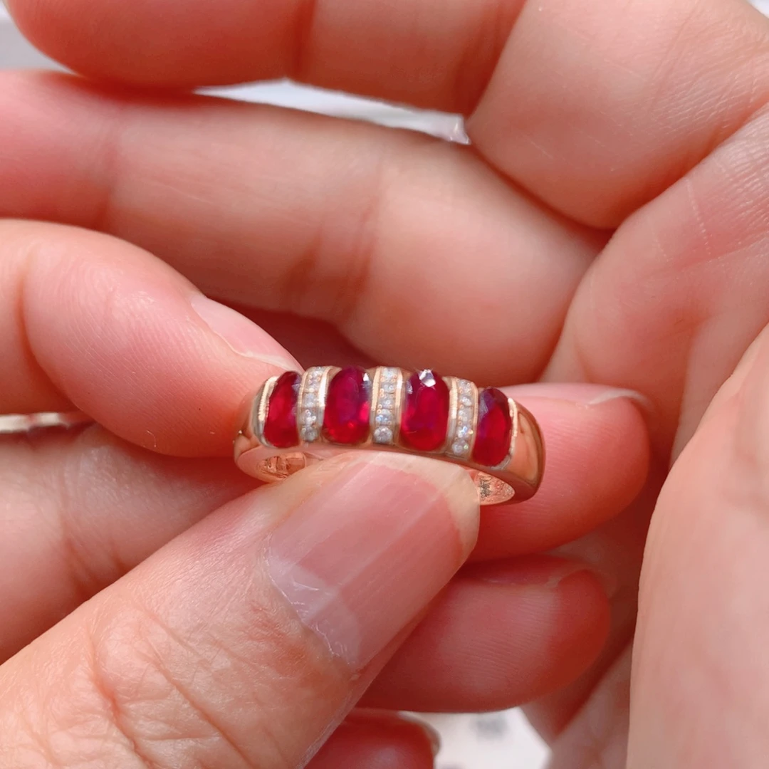 红宝石戒指18K金镶嵌