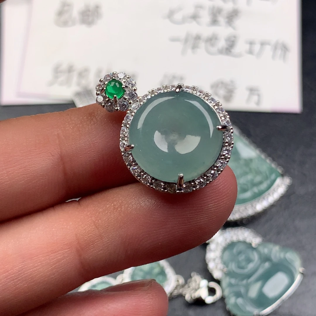 颈饰未镶嵌翡翠平安扣