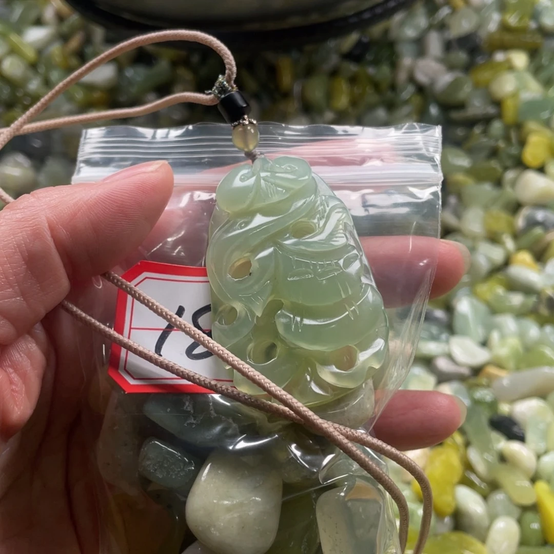 蛇纹石玉颈饰未镶嵌