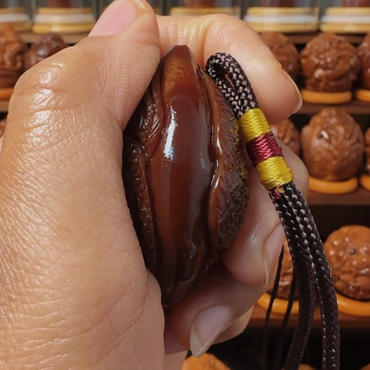 橄榄核把件辉*玉华三面手把件