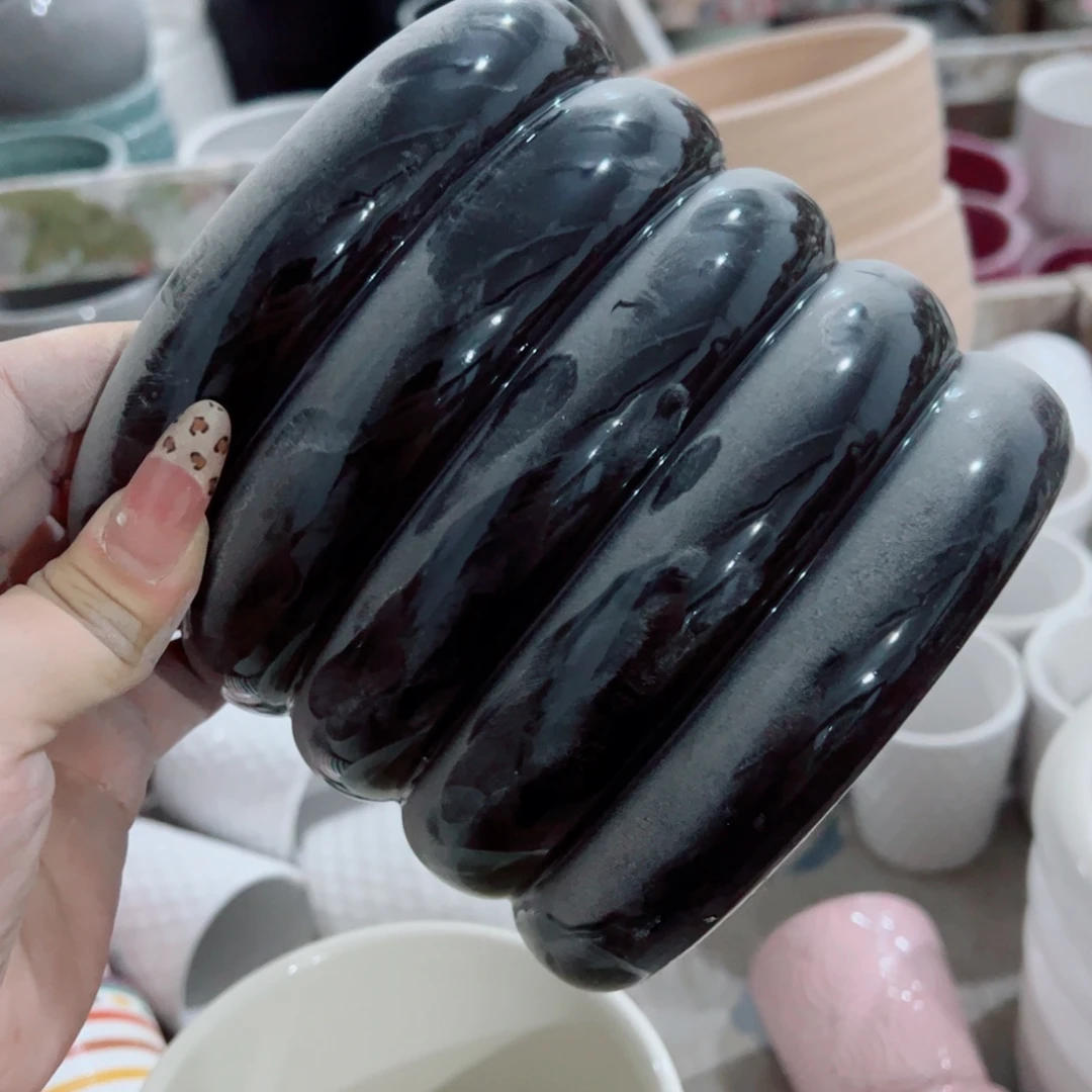 有孔，陶瓷花盆满10米包邮发货。