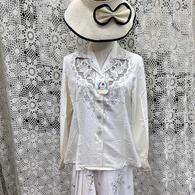 A221米色丝质手工重工灰绣长袖翻领衣服