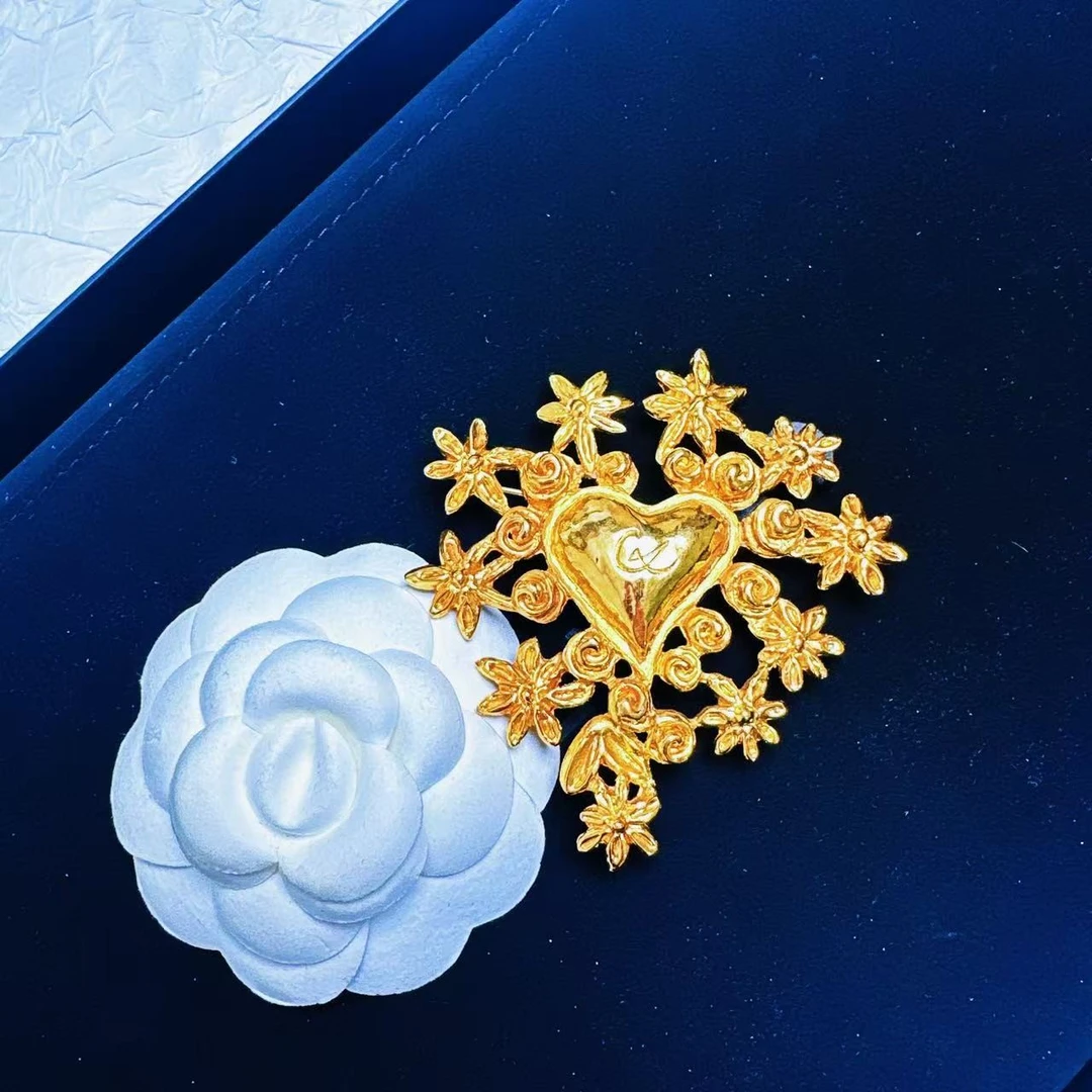 95新  柚礼中古/拉夸花叶桃心胸针CC501012