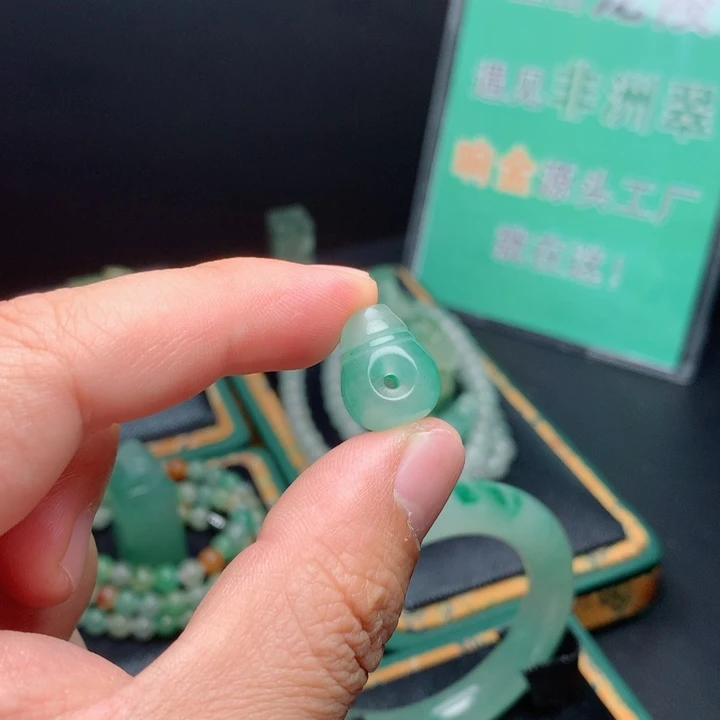 石英质玉未镶嵌颈饰