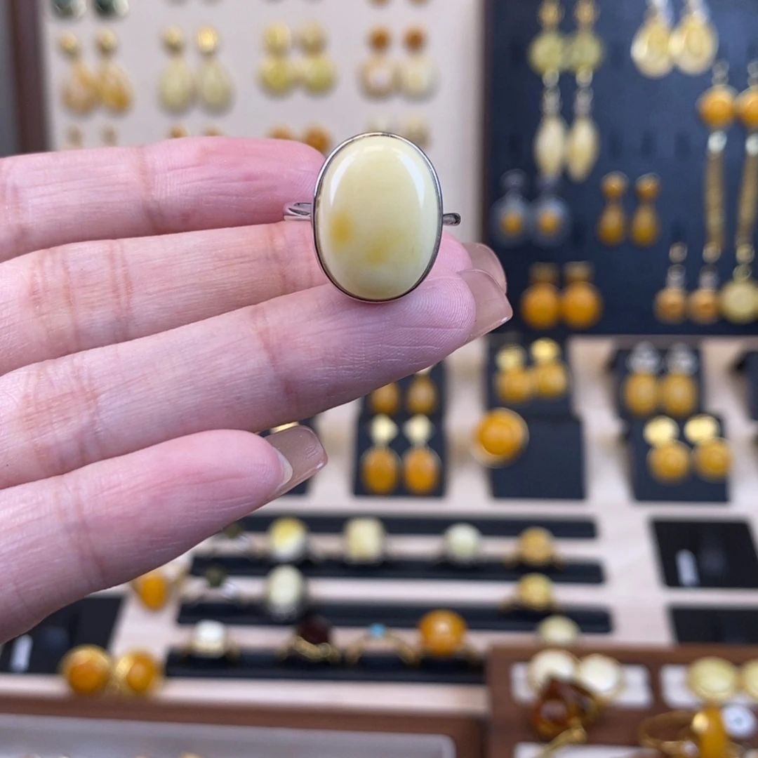 裸石琥珀未镶嵌成品