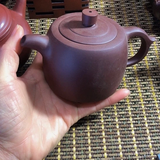 紫砂茶壶原矿泥料手工制作的紫砂壶。