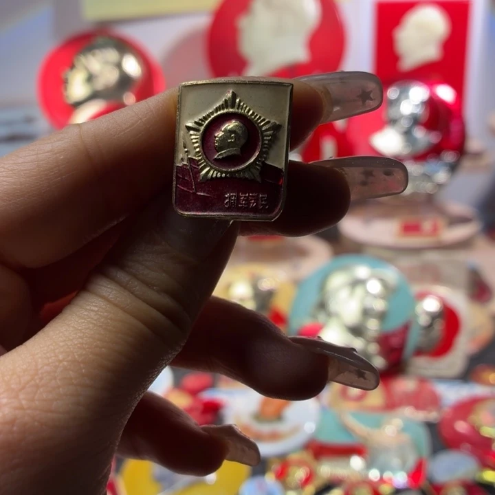 采***言爷爷像章一枚品相如图