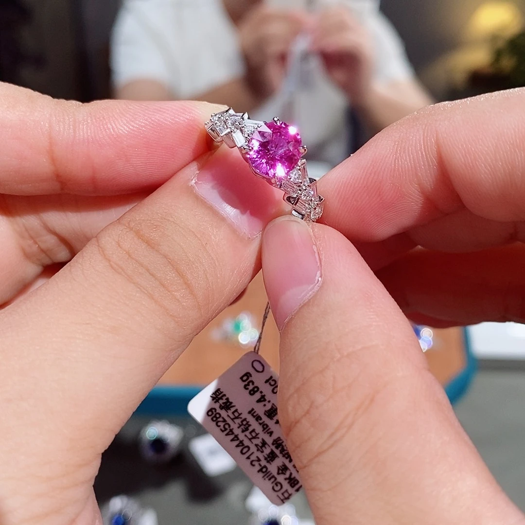 18K金镶嵌彩色蓝宝石戒指吉尔德无烧热粉粉蓝宝2.12ct