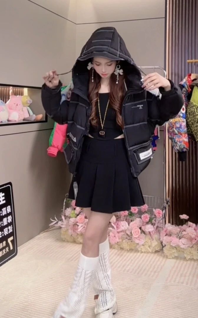 潮牌黑色牛仔拼接鸭绒高端拼色印花宽松女2025短款冬季保暖羽绒服