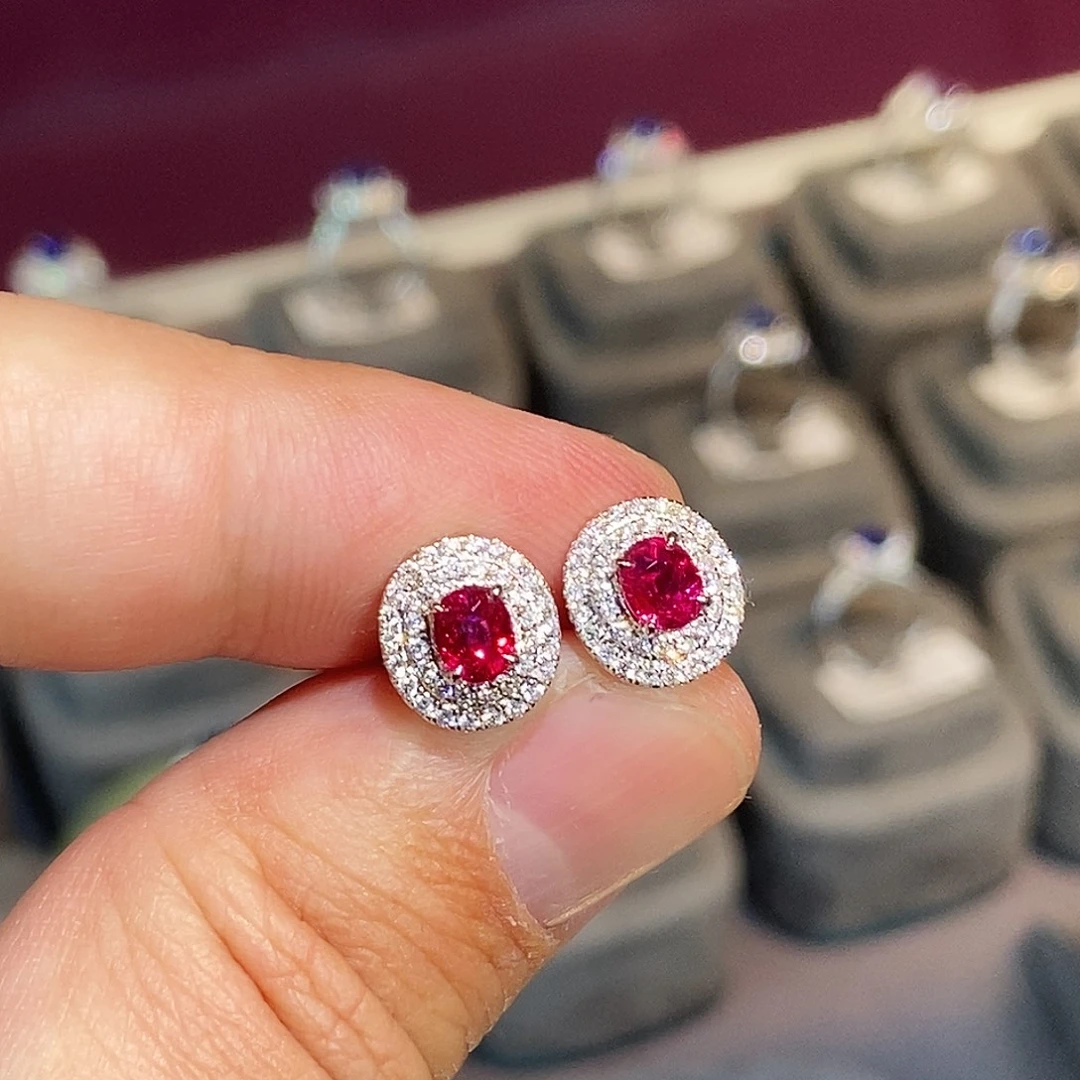 18K金镶嵌红宝石耳饰1克拉