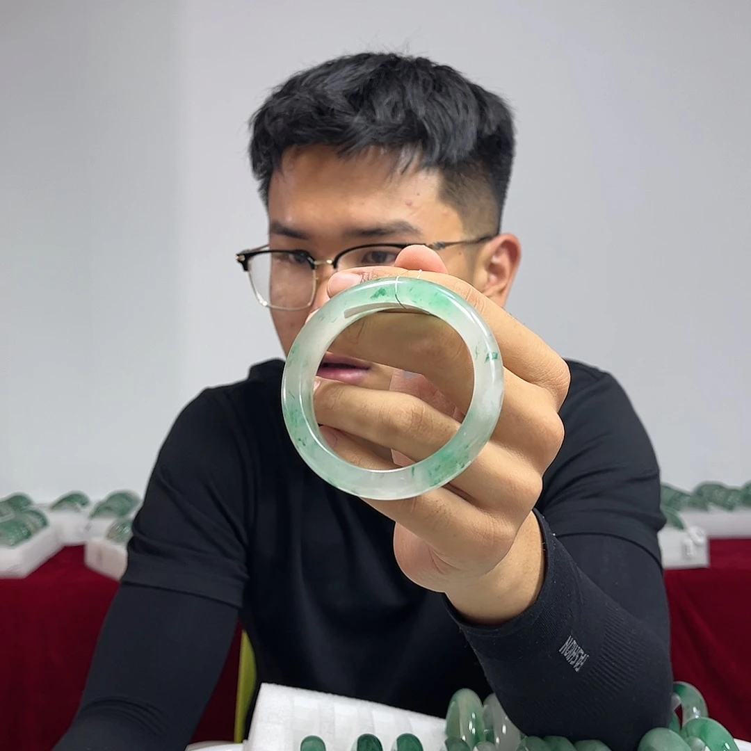 石英质玉（非洲翠）手镯未镶嵌
