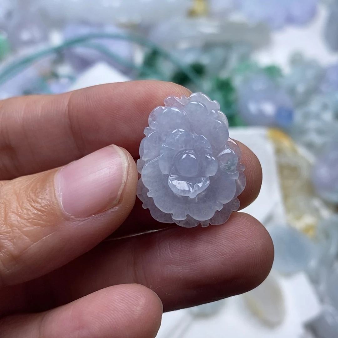 颈饰未镶嵌翡翠M****?翡翠