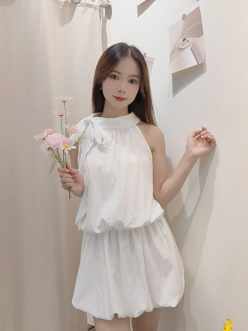 小个子挂脖飘带花朵无袖花苞短裙连衣裙女夏季白色时尚露肩