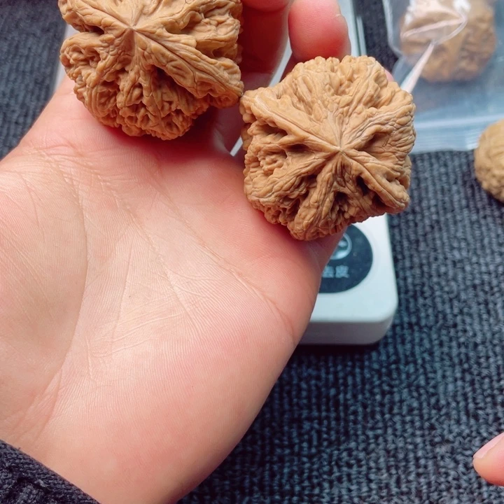 张***隆文玩核桃吊坠粗筋