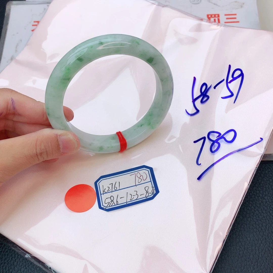 翡翠手镯未镶嵌翡翠