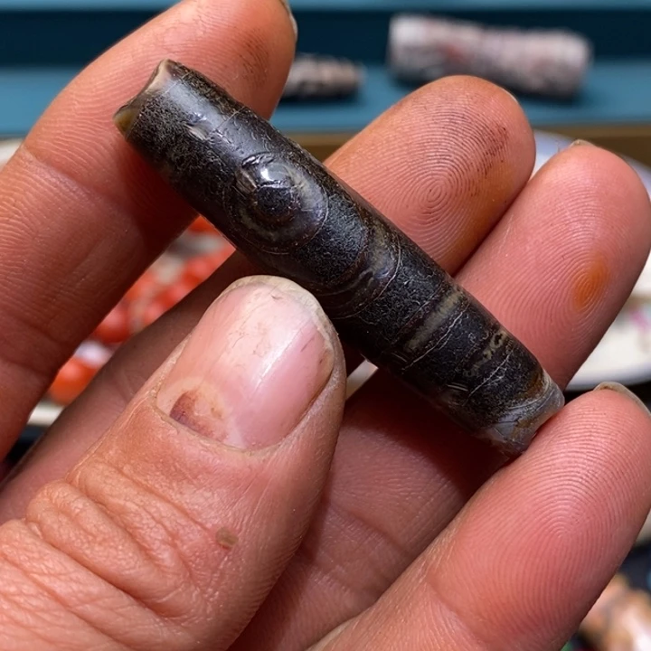 未镶嵌珠子的颜色是玛瑙/玉髓