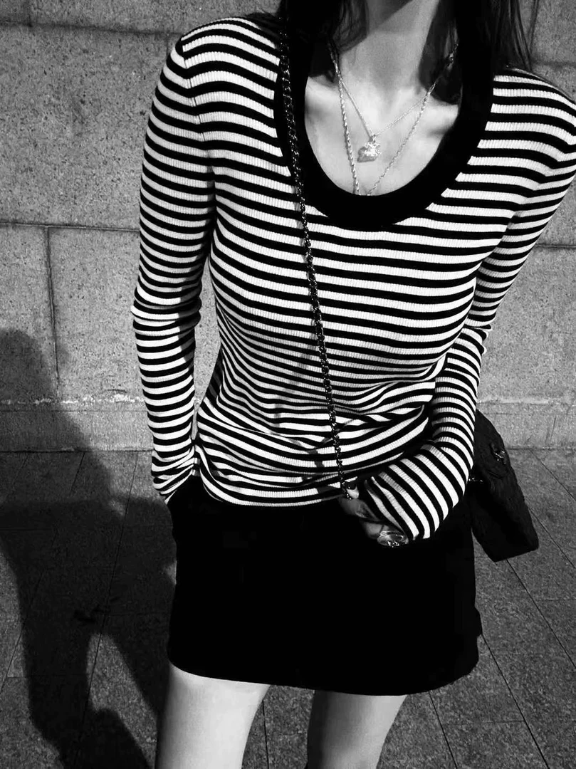 2025秋冬新款U领藏蓝拼接白色条纹针织显瘦打底衫