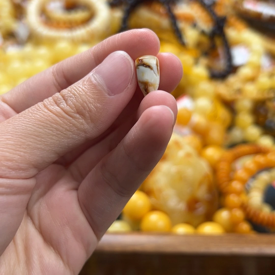 未镶嵌琥珀珠宝奇石