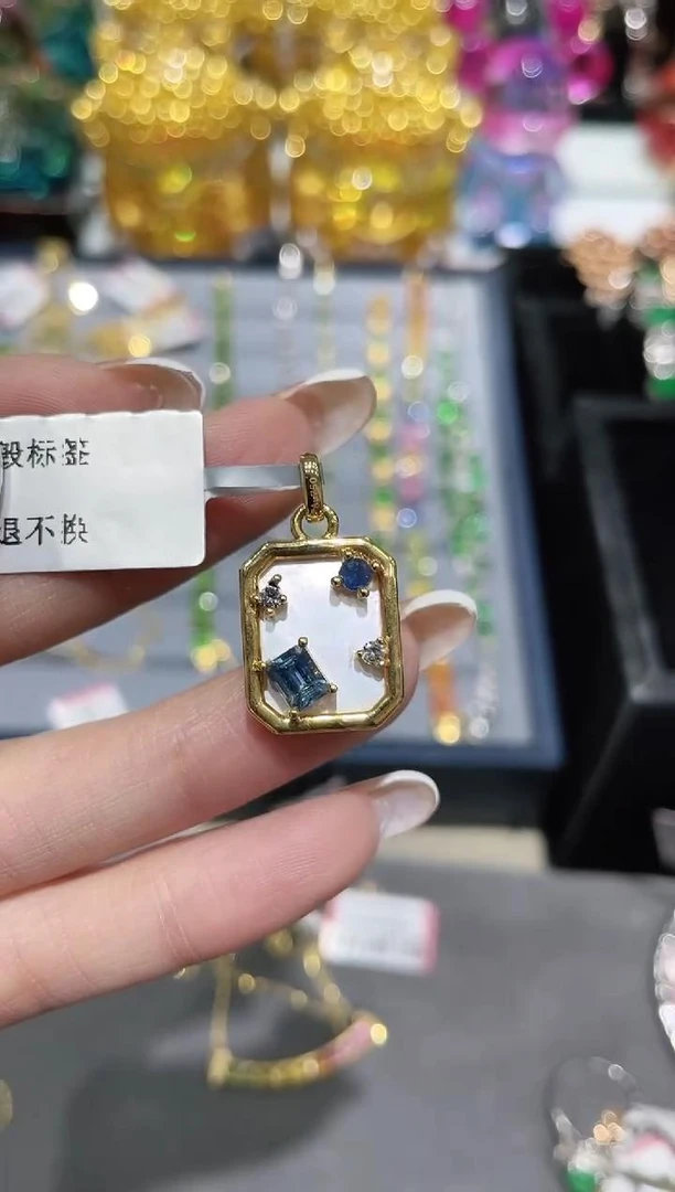 18K金镶嵌天然蓝宝石吊坠