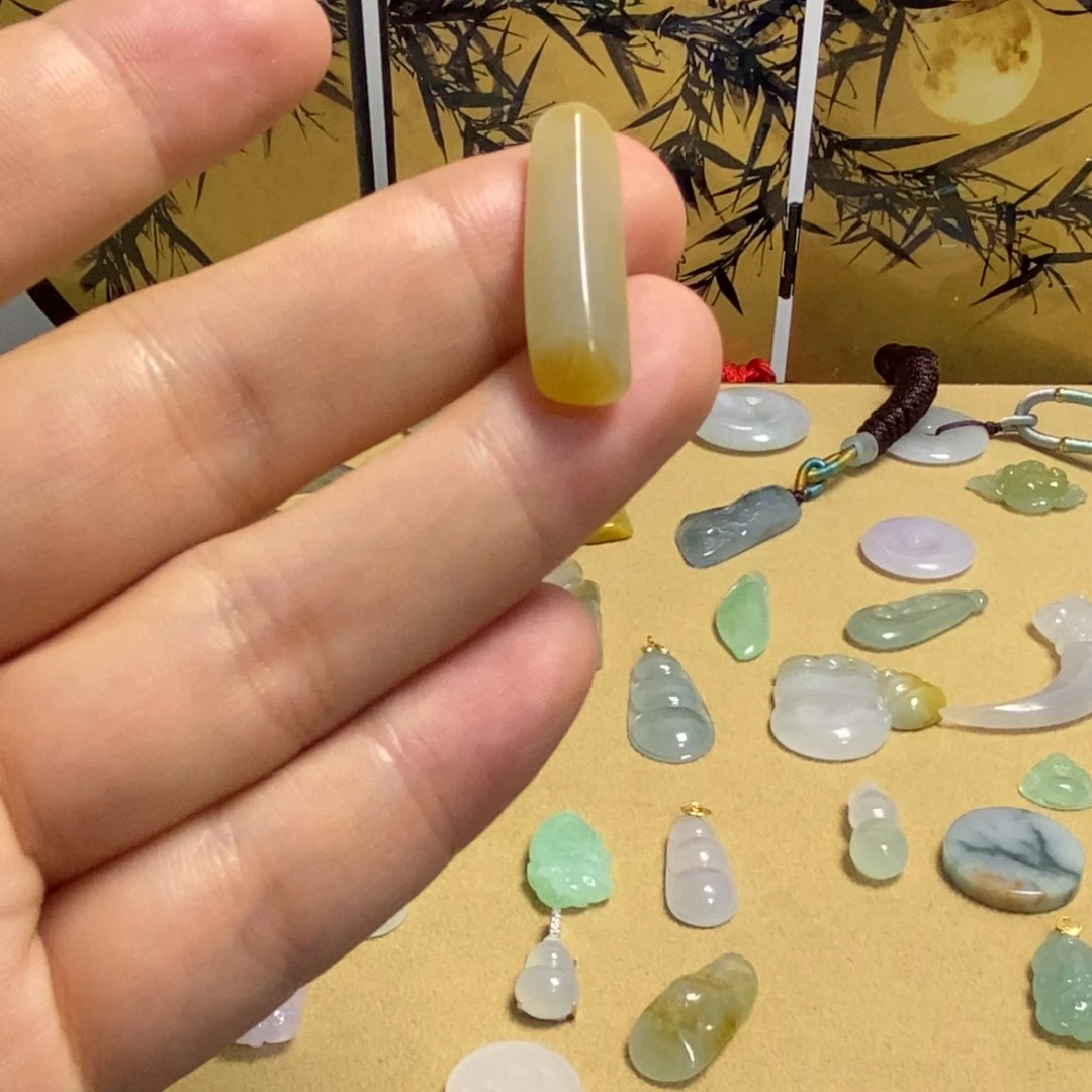 翡翠未镶嵌颈饰翘黄翡